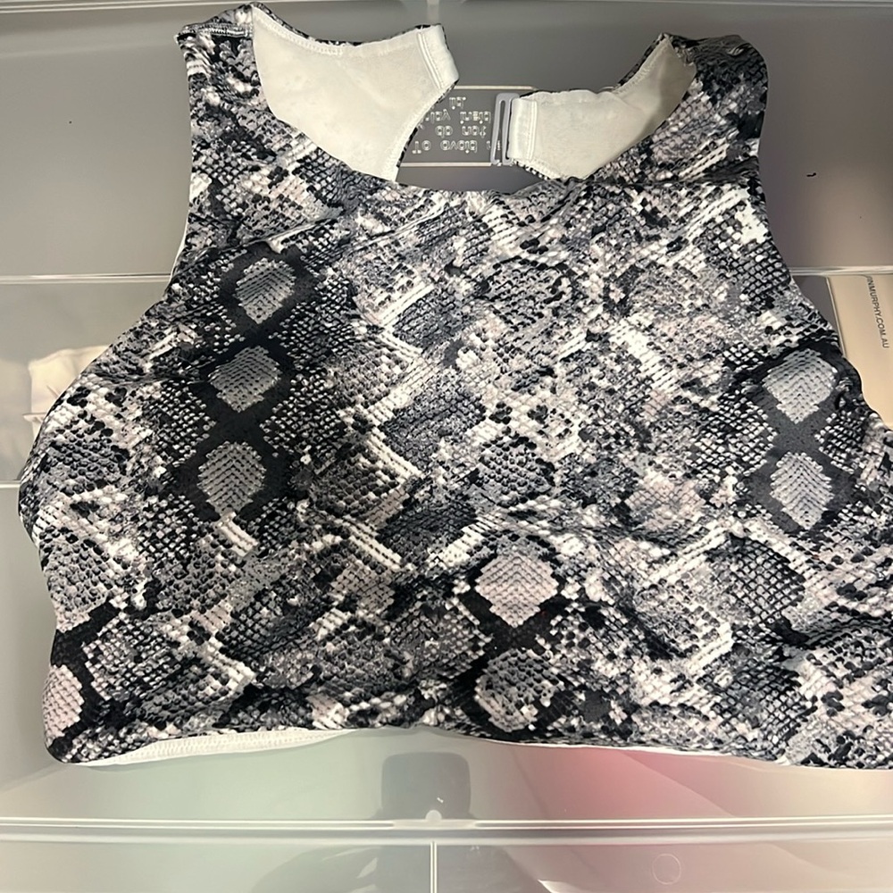 Victoria sport sports bra/top in grey snake